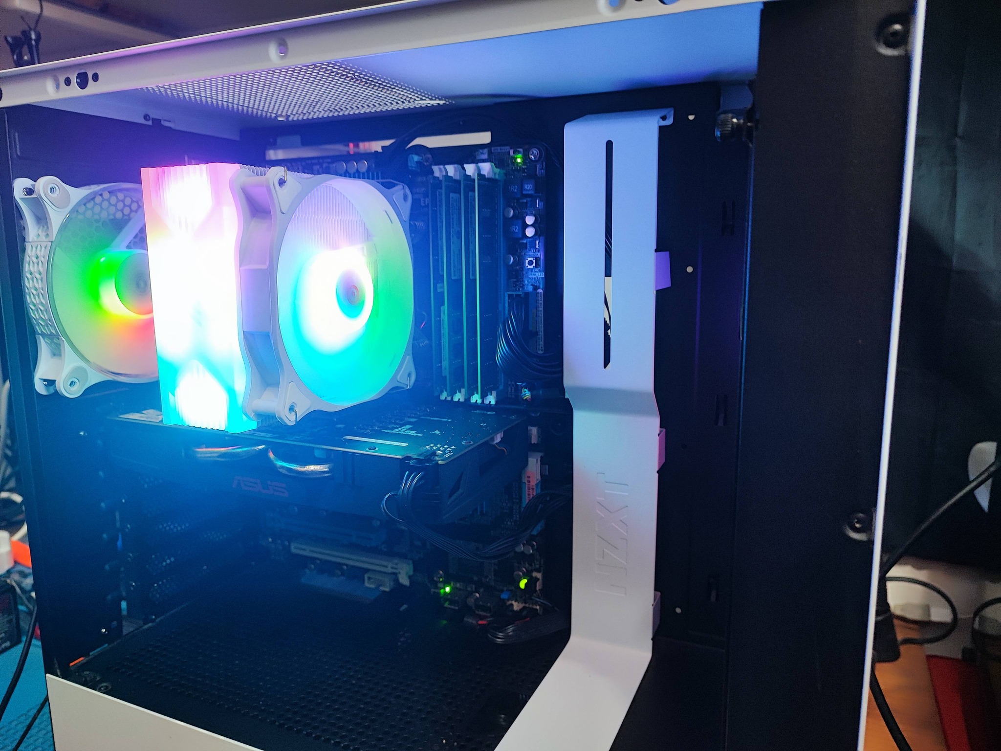 PC White Build RGB fans - ALT F4 Livorno